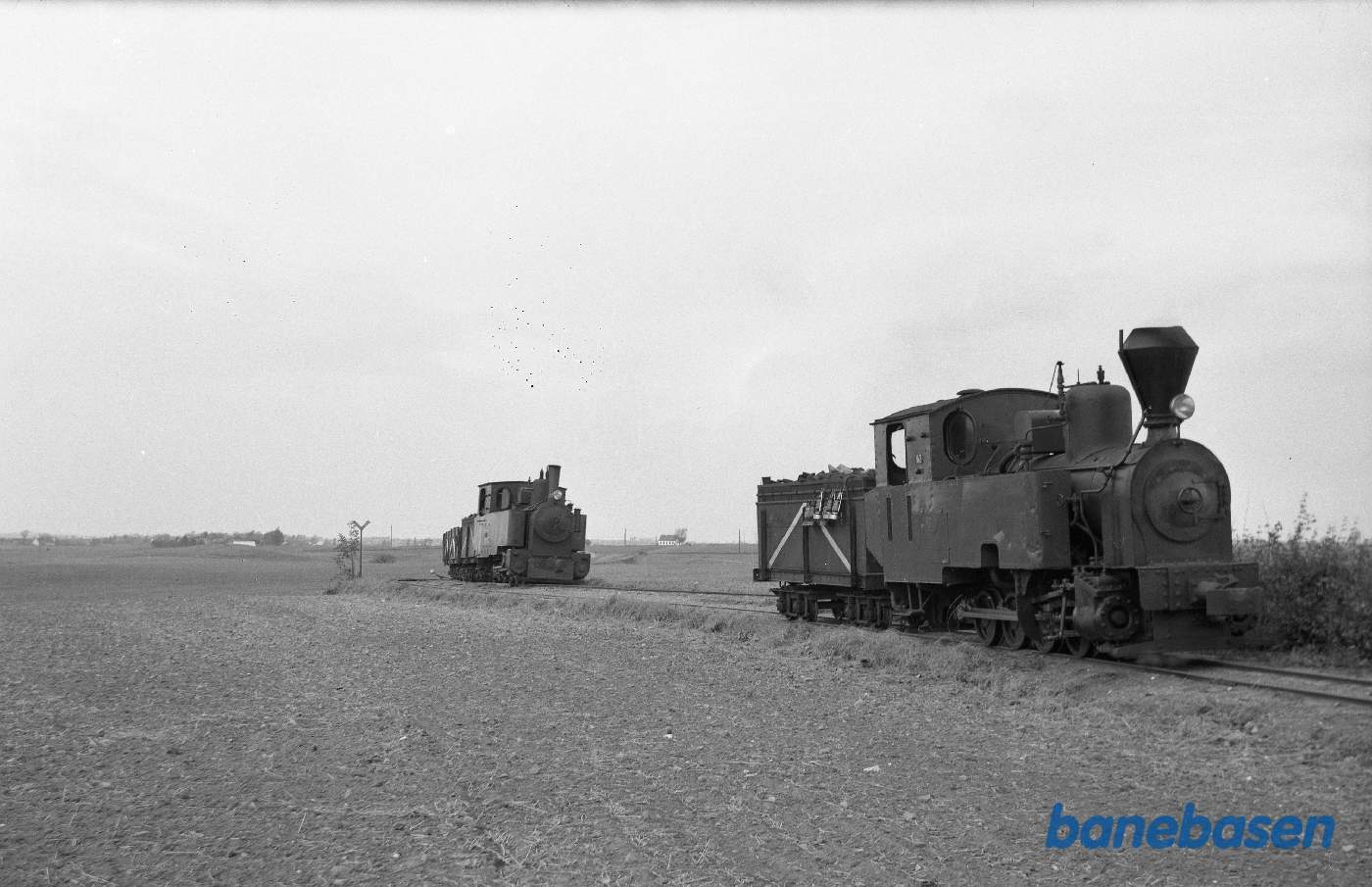 Damplokomotiv No. 2 afventer passage at tomtog med No. 6 ved forgrening på sydlinjen Damplokomotiv No. 2 afventer passage at tomtog med No. 6 ved forgrening på sydlinjen