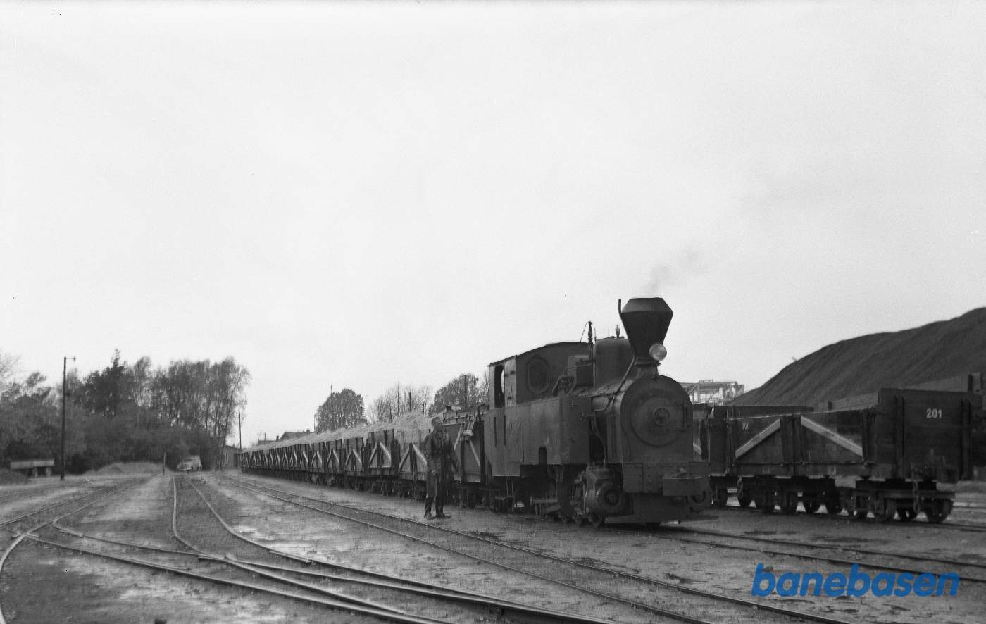 Damplokomotiv med tog med roeaffald klar til udkørsel