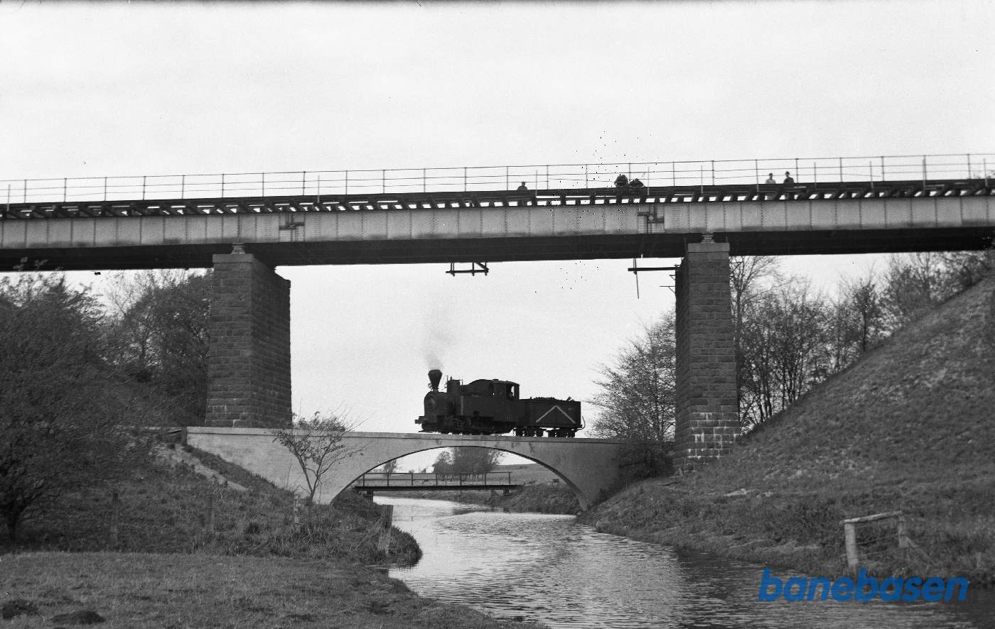 Damplokomotiv No. 2 på broen over Vårby å Damplokomotiv No. 2 på broen over Vårby å
