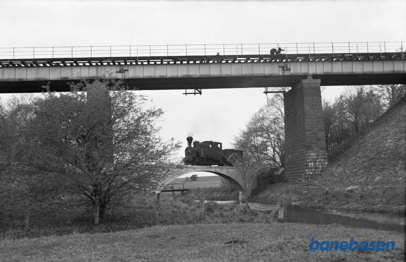 Damplokomotiv No. 2 på broen over Vårby å Damplokomotiv No. 2 på broen over Vårby å