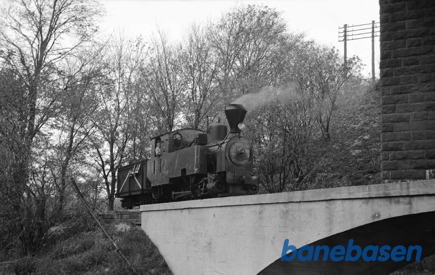 Damplokomotiv No. 2 på broen over Vårby å Damplokomotiv No. 2 på broen over Vårby å