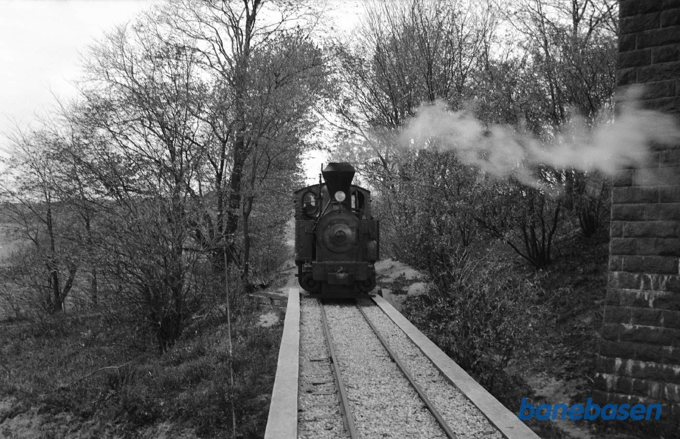 Damplokomotiv No. 2 på broen over Vårby å Damplokomotiv No. 2 på broen over Vårby å