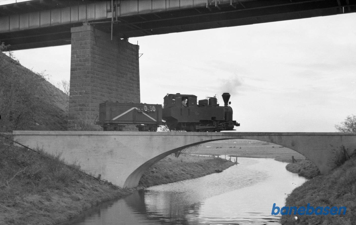 Damplokomotiv No. 2 på broen over Vårby å