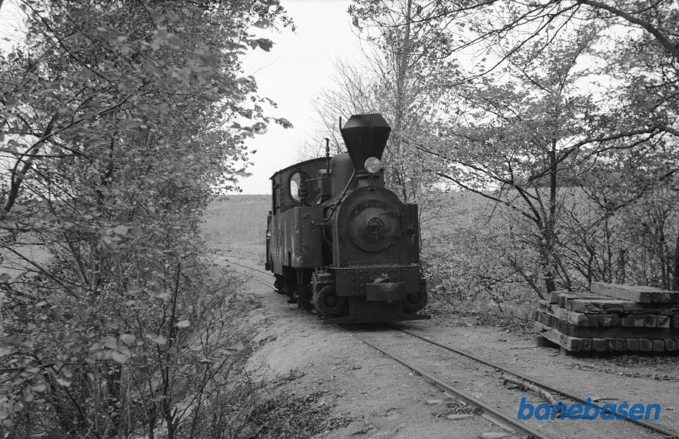 Damplokomotiv No. 2 kort før broen over Vårby å Damplokomotiv No. 2 kort før broen over Vårby å