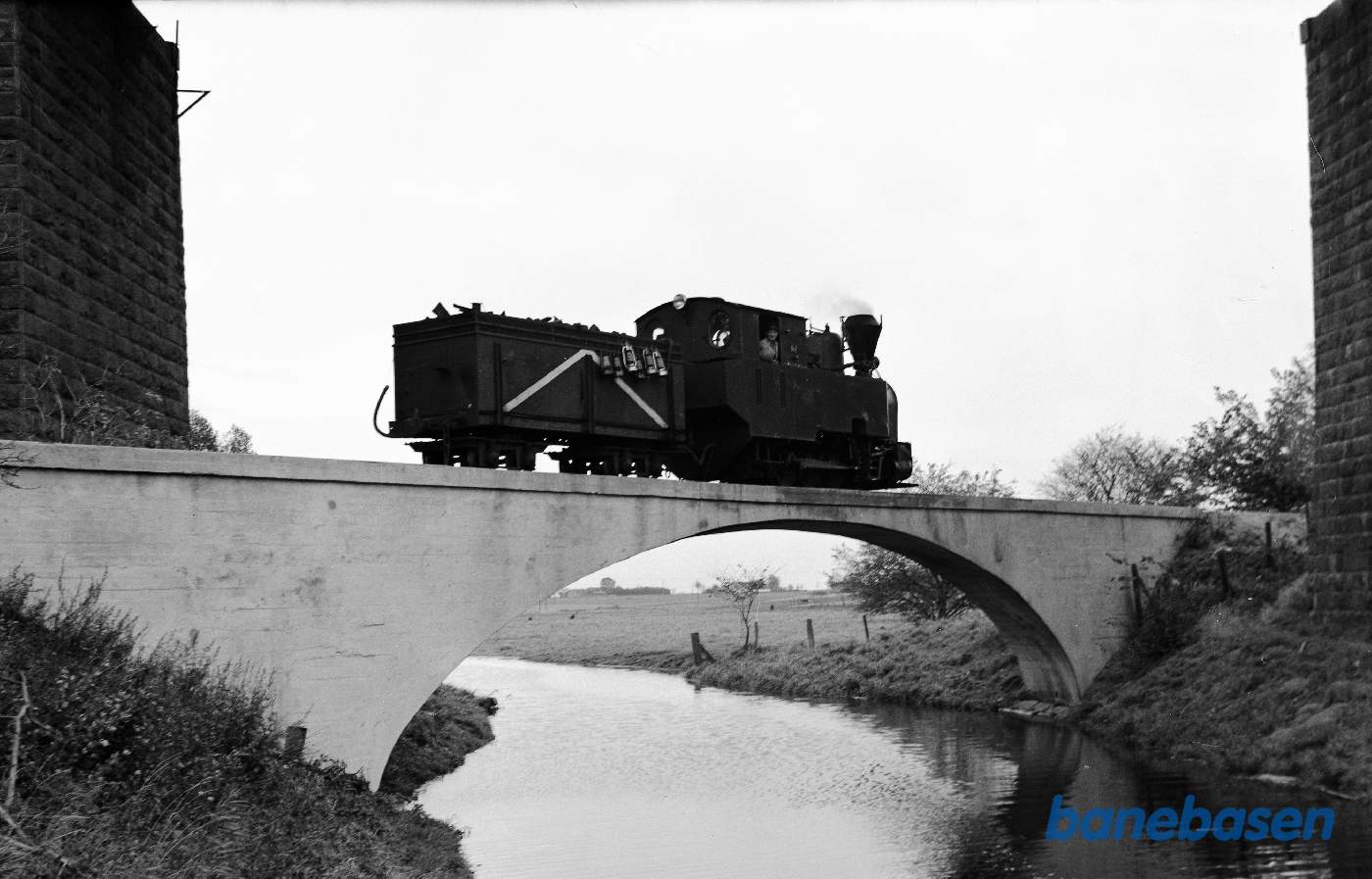 Damplokomotiv No. 2 på broen over Vårby å