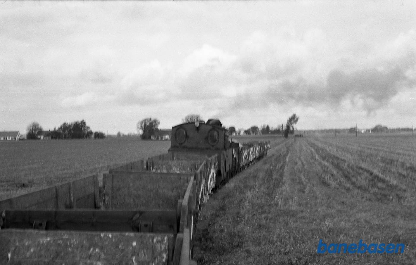Tog med vogne på begge ender af lokomotiv