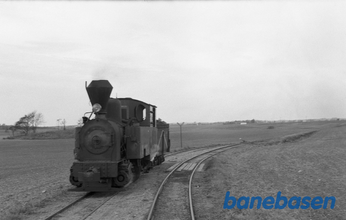 Damplokomotiv på sidespor på strækningen Damplokomotiv på sidespor på strækningen