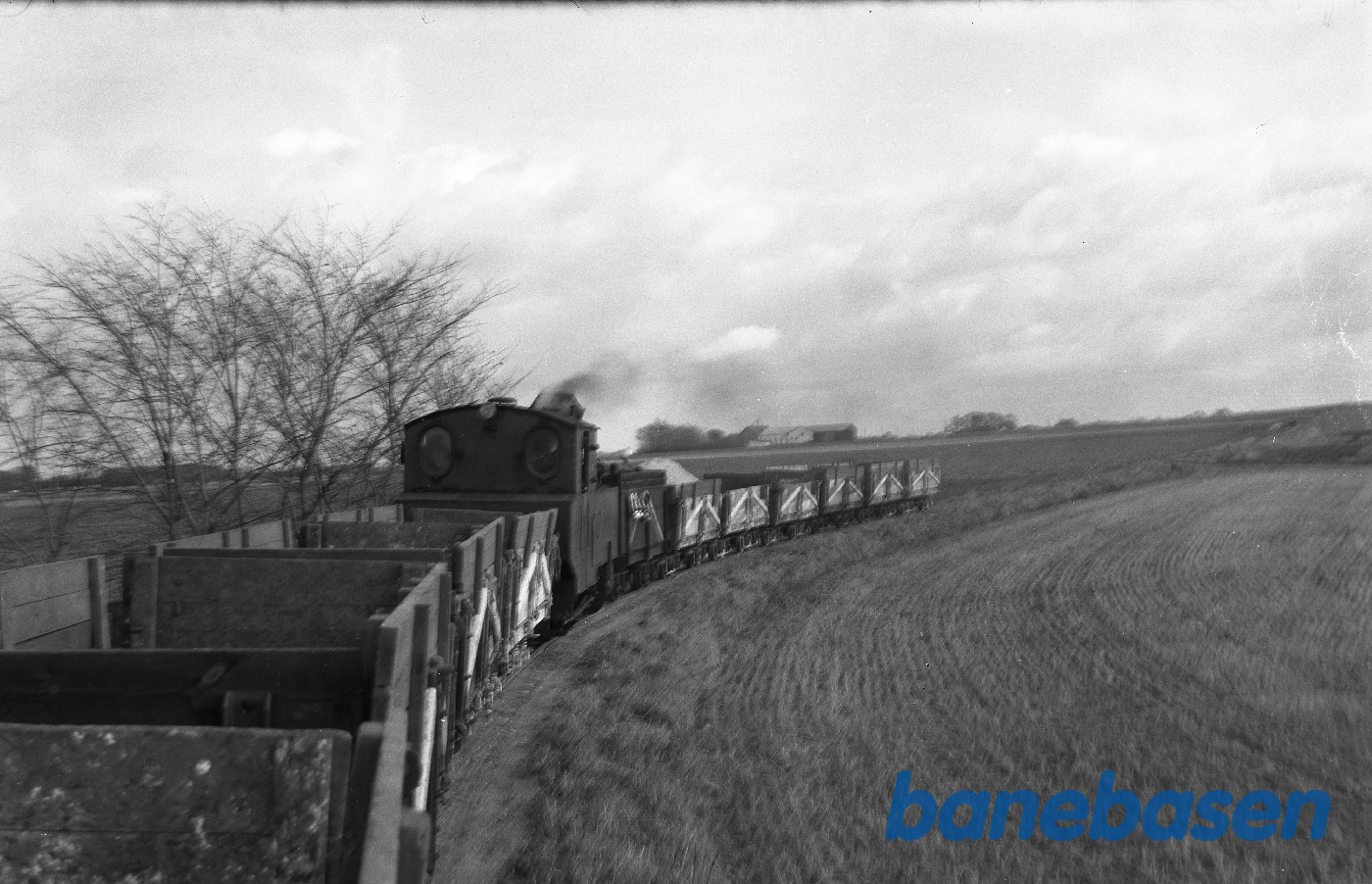 Tog på strækningen, vogne på begge ender af lokomotiv Tog på strækningen, vogne på begge ender af lokomotiv