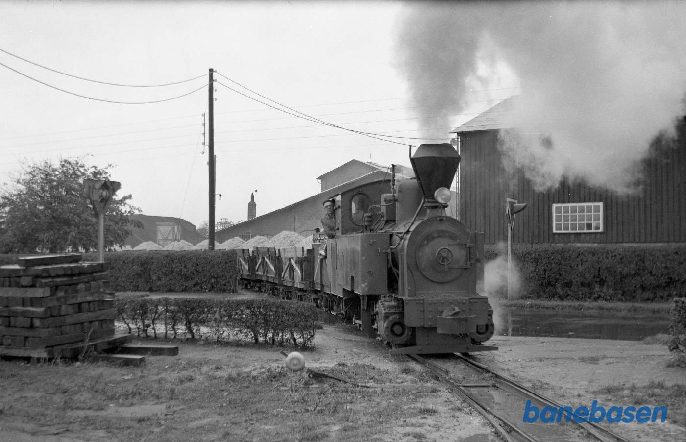 Tog med roeaffald forlader fabrikken
