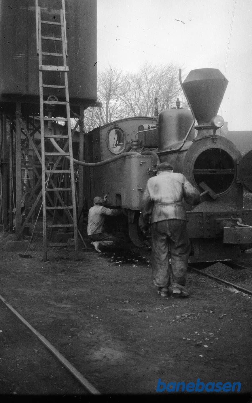 Damplokomotiv ved remisen Damplokomotiv ved remisen