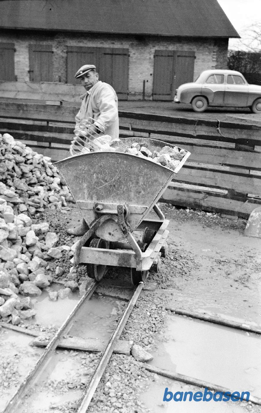 Læsning af tipvogn med kalksten, Nakskov eller Gørlev ??