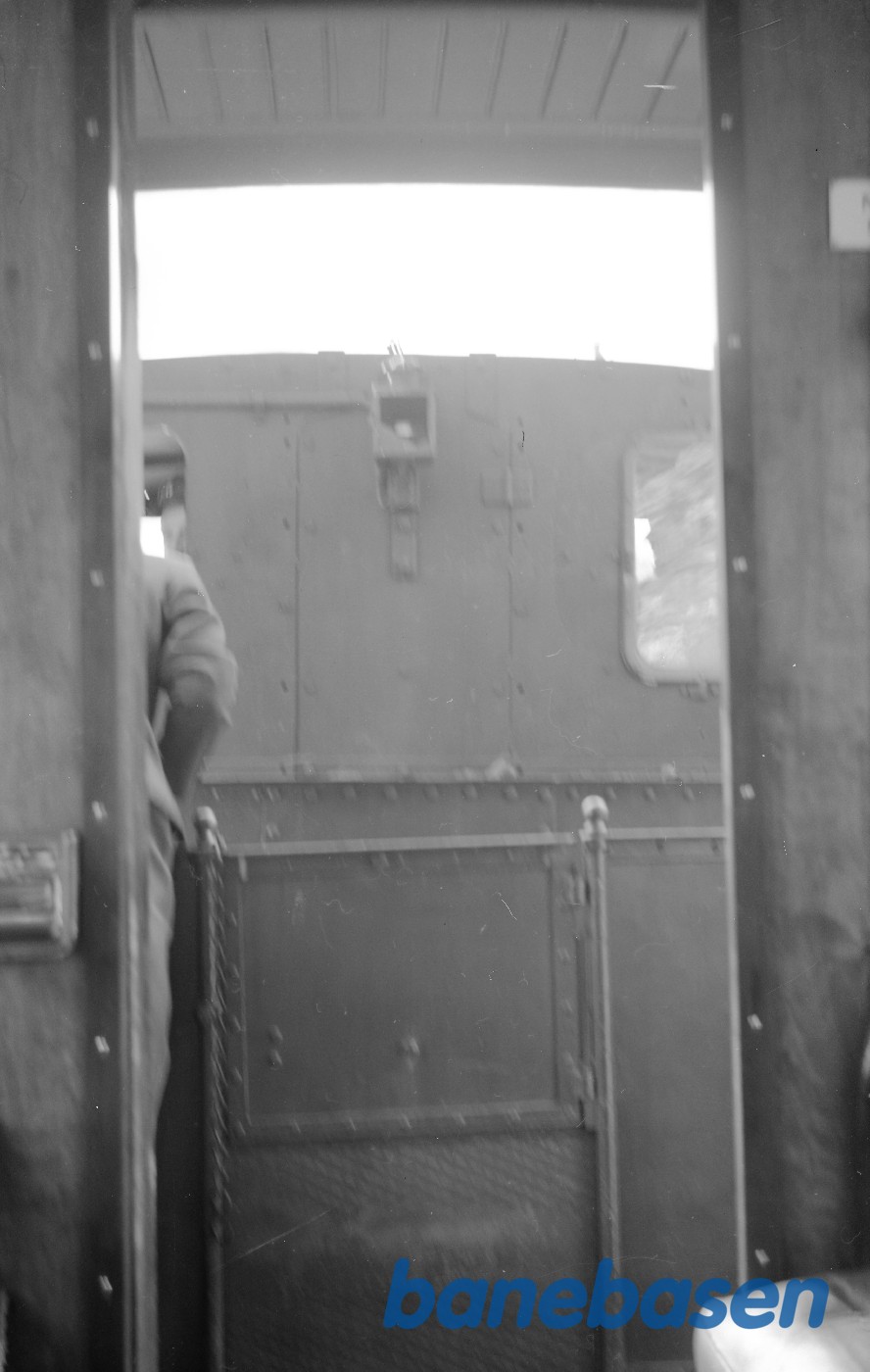 Vue fra personvogn mod damplokomotiv nr. 13 på hjemturen fra Lilla Björnmossen