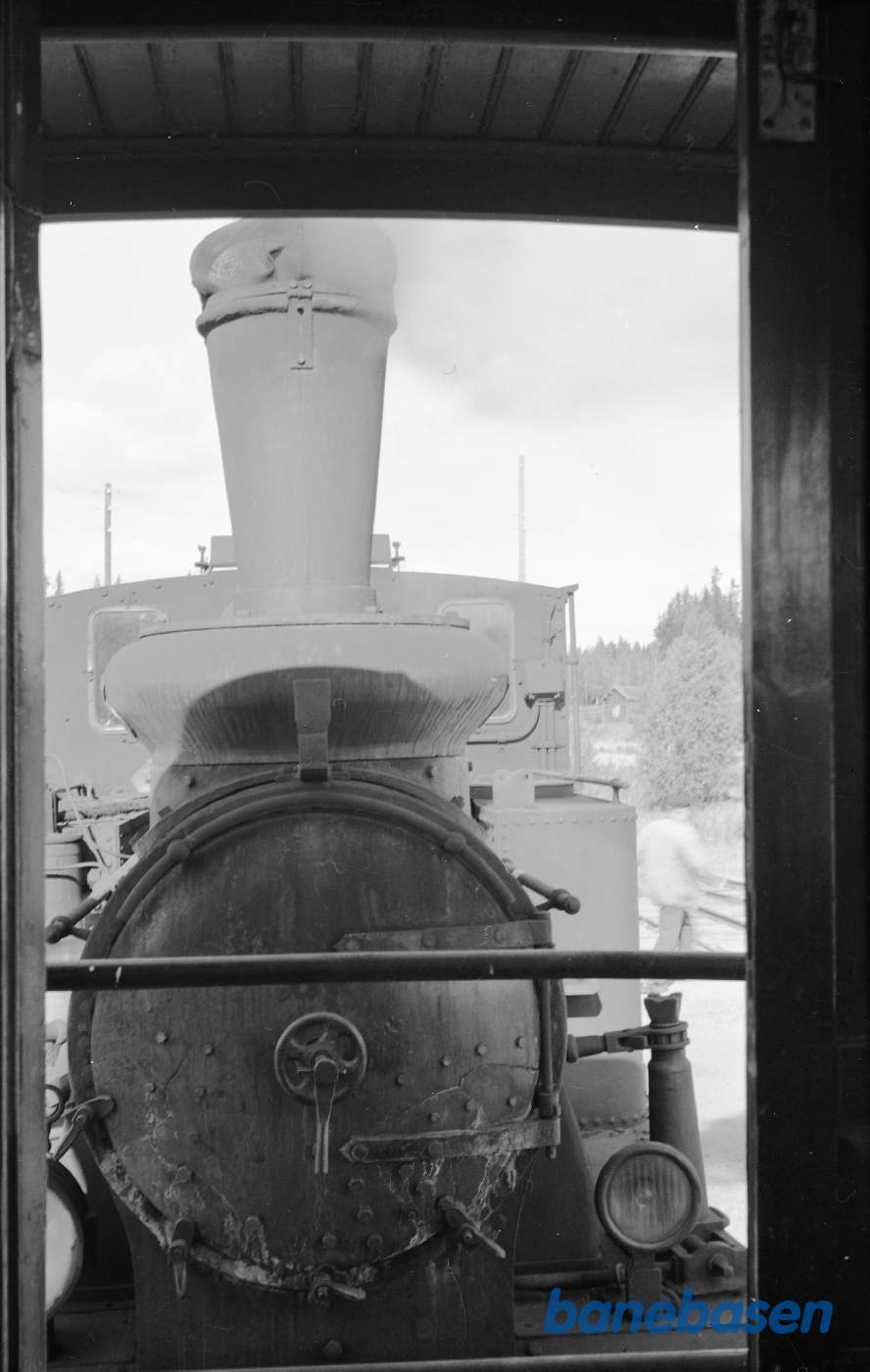 Vue fra personvogn mod damplokomotiv nr. 13