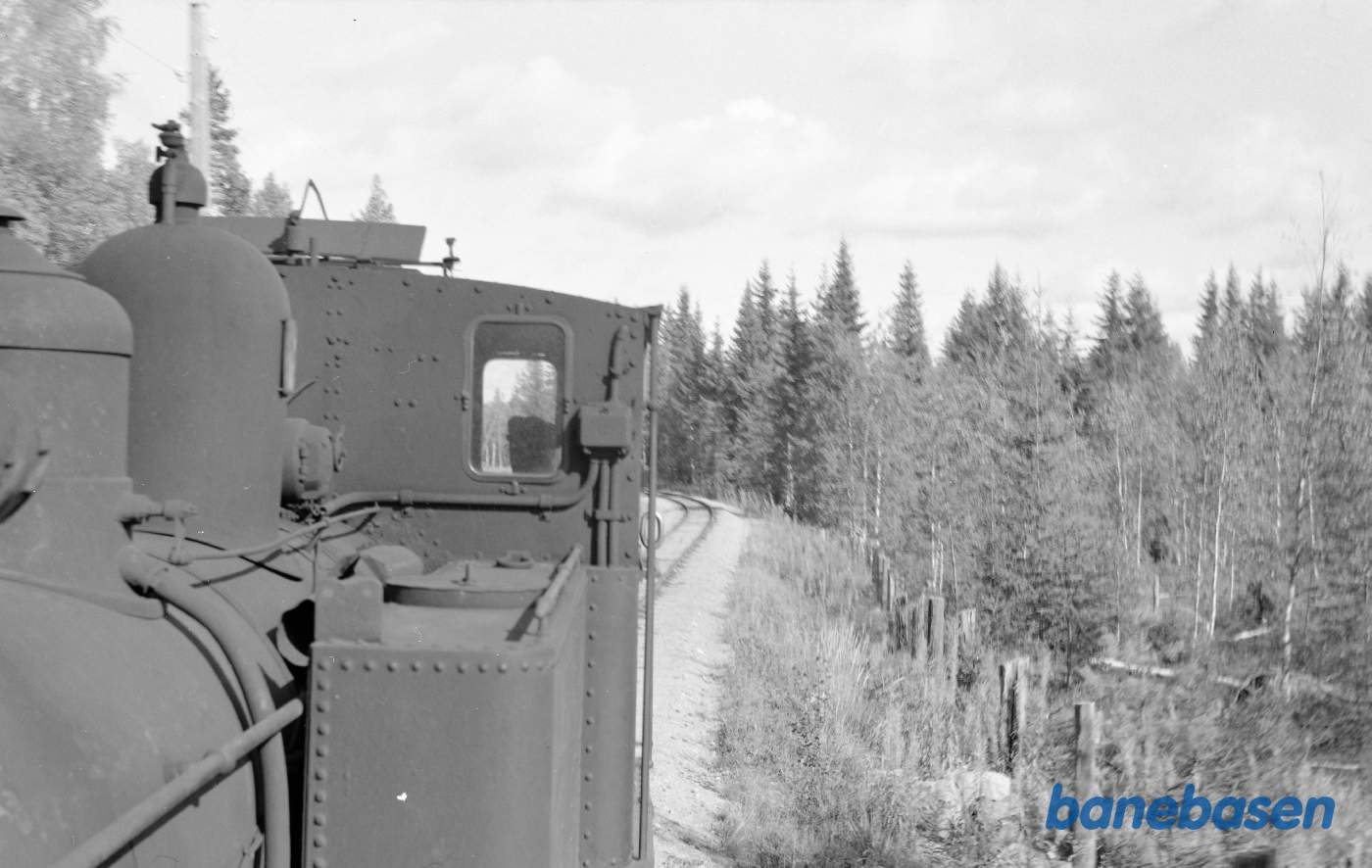 Vue fra personvogn mod damplokomotiv nr. 13