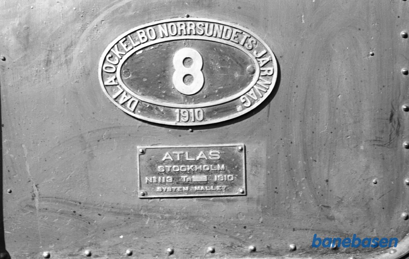 Fabriksplade og nummerplade på damplokomotiv nr. 8