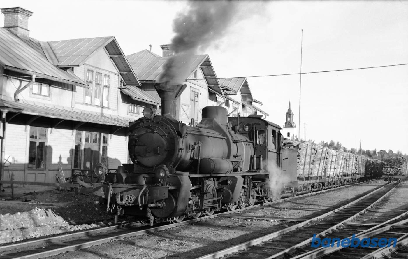 Damplokomotiv nr. 12 med godstog