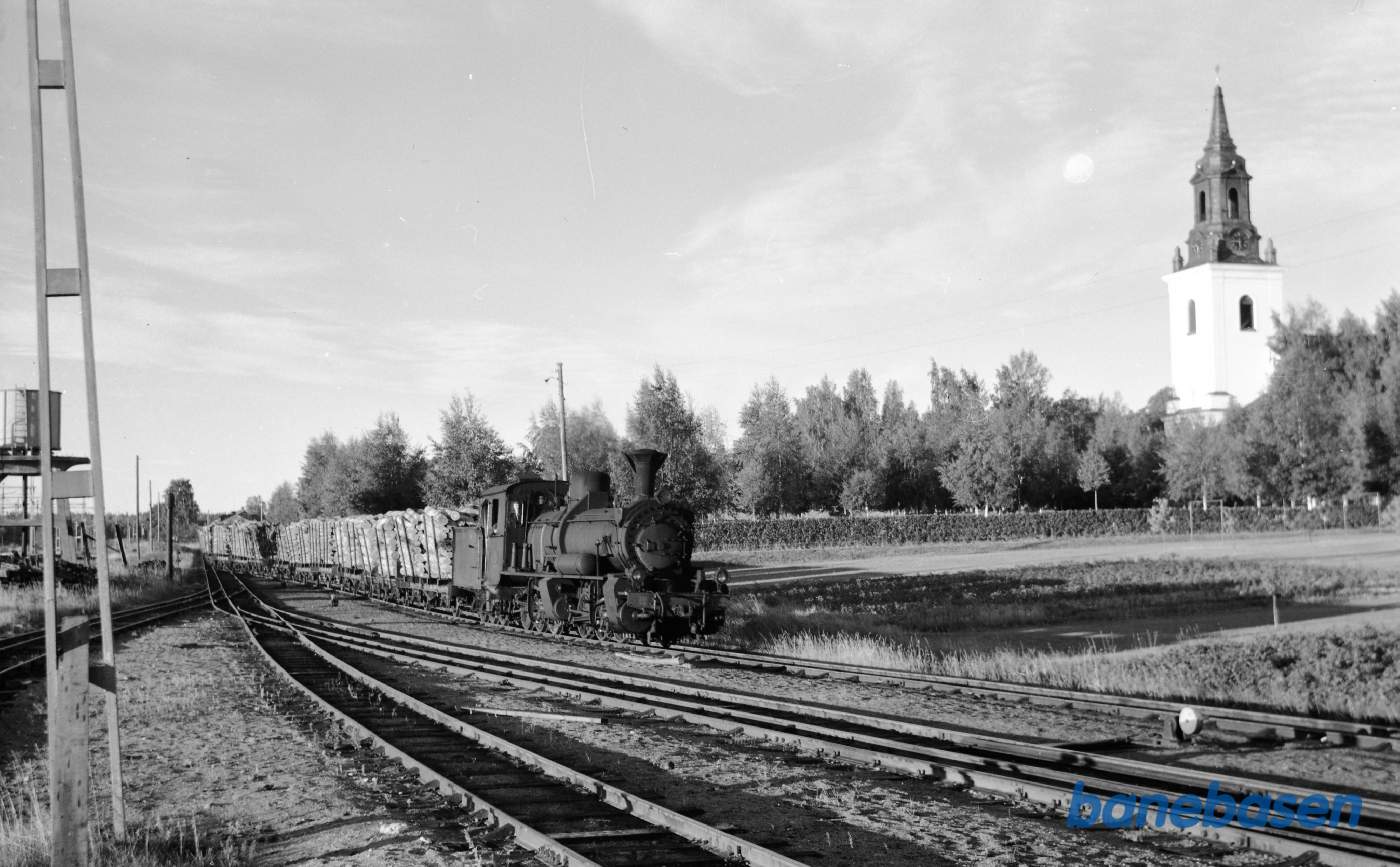 Damplokomotiv nr. 12 med godstog