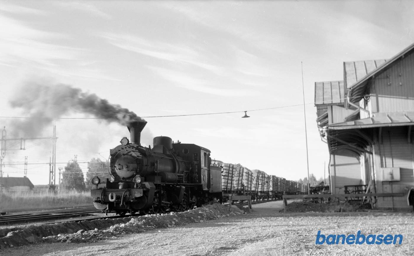 Damplokomotiv nr. 12 med godstog