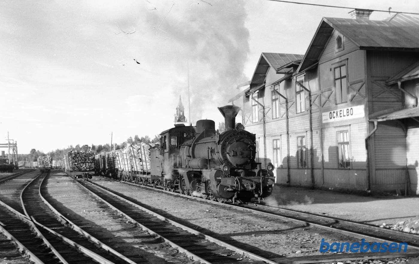 Damplokomotiv nr. 12 med godstog