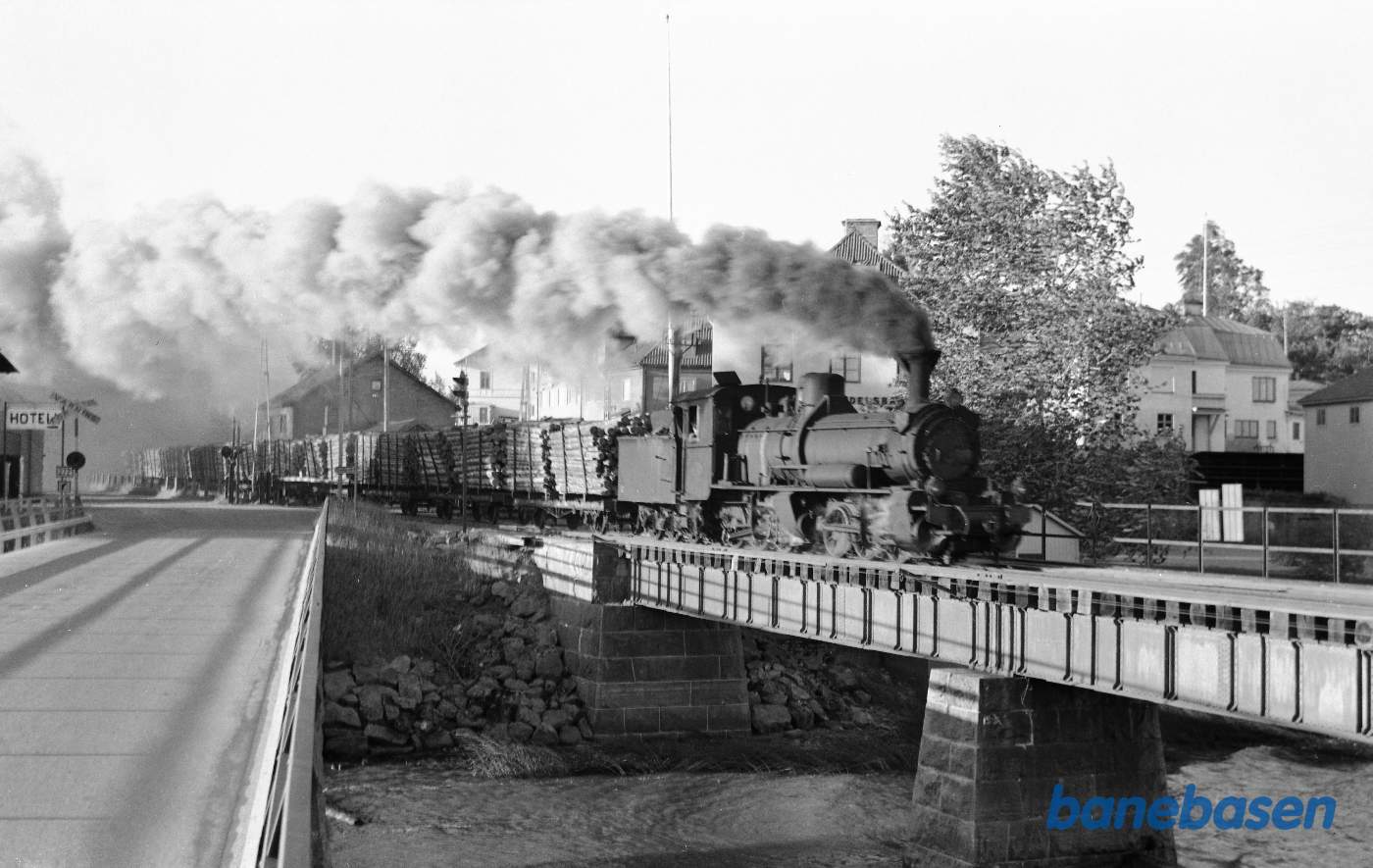 Damplokomotiv nr. 12 med godstog