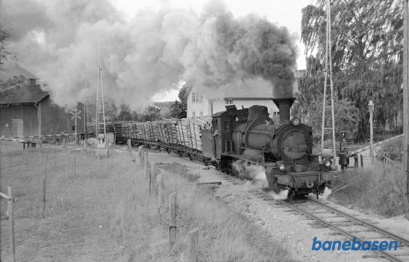 Damplokomotiv nr. 12 med godstog