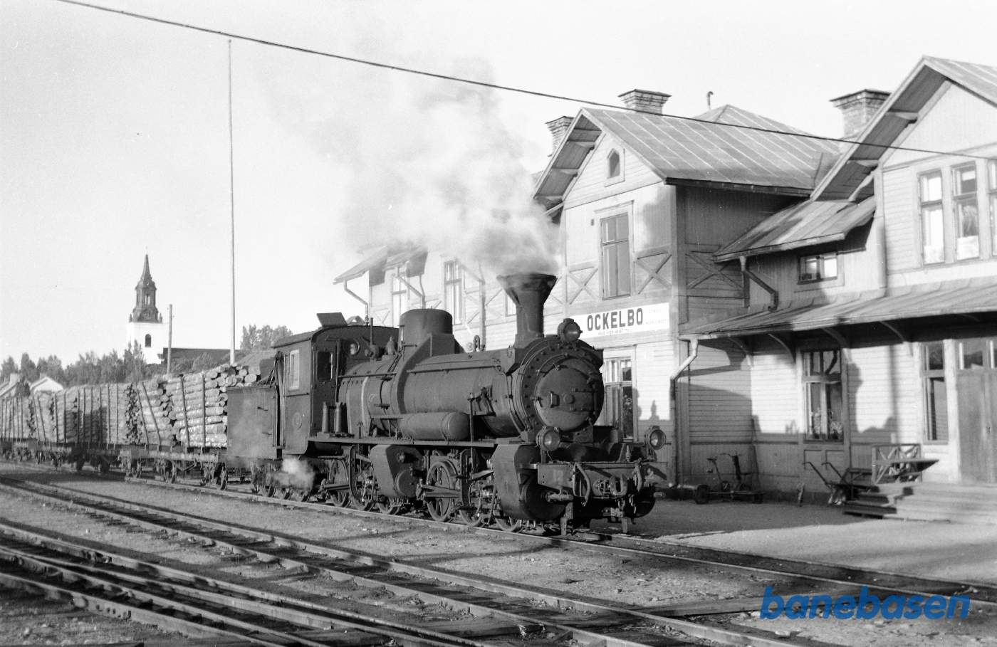 Damplokomotiv nr. 12 med godstog