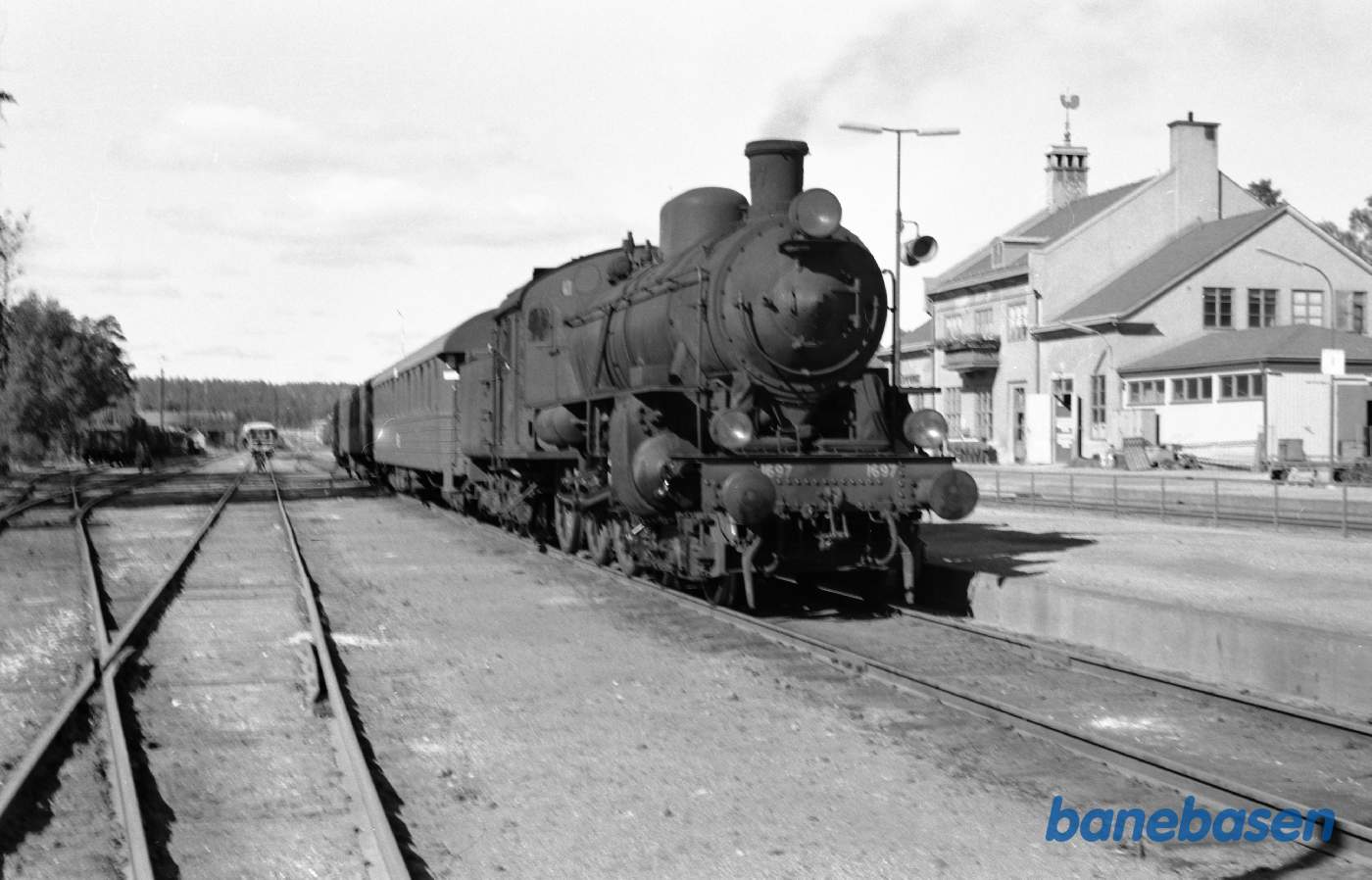 B 1697 med persontog