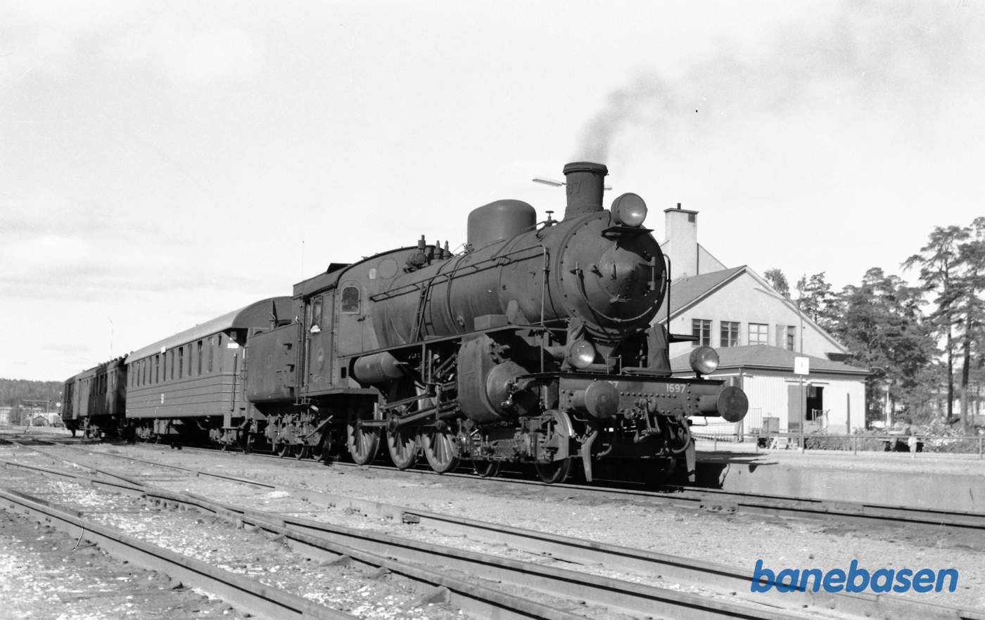 B 1697 med persontog