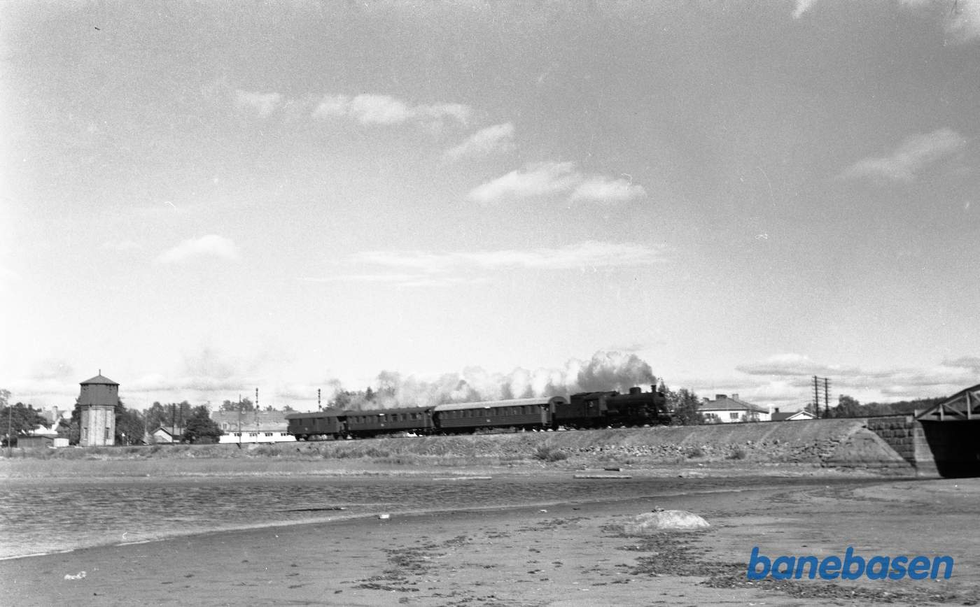 B 1697 med persontog