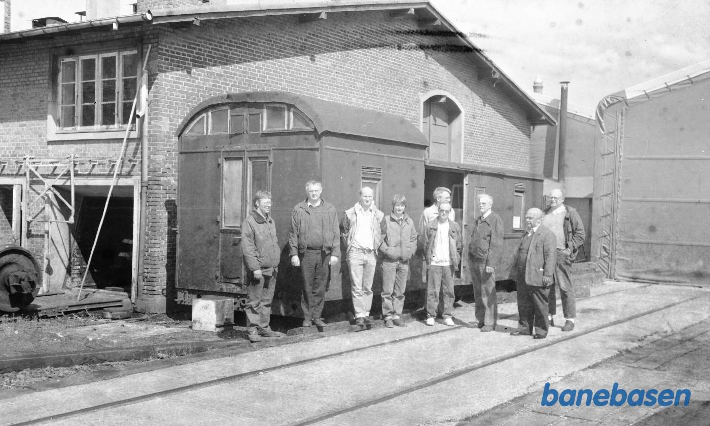 Johnny Kühl, P.C.Johansen m.fl. foran vognkasse fra Redningsvogn 3