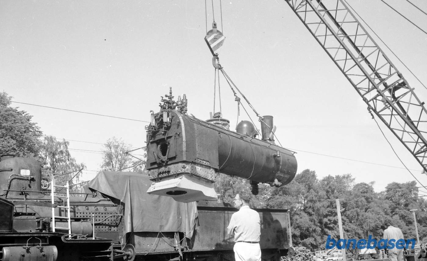 Ilægning af kedel på damplokomotiv OKMJ 14 Ilægning af kedel på damplokomotiv OKMJ 14