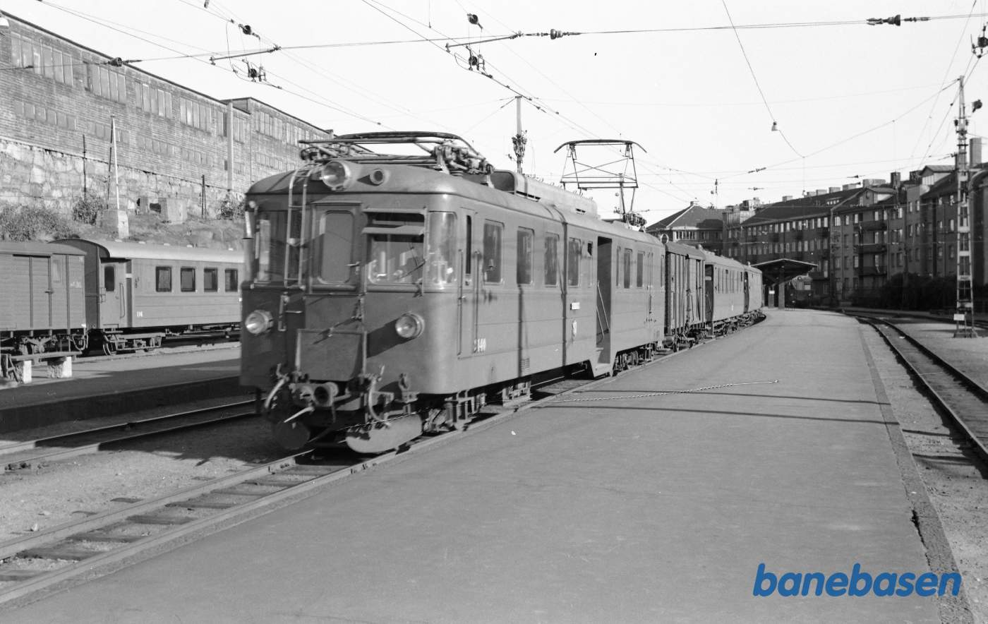 El-motorvogn 2140 med tog