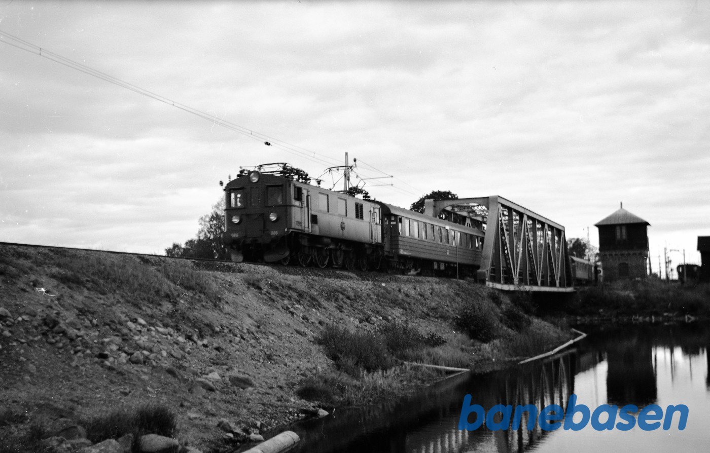 El-lokomotiv Du2 386 med persontog El-lokomotiv Du2 386 med persontog