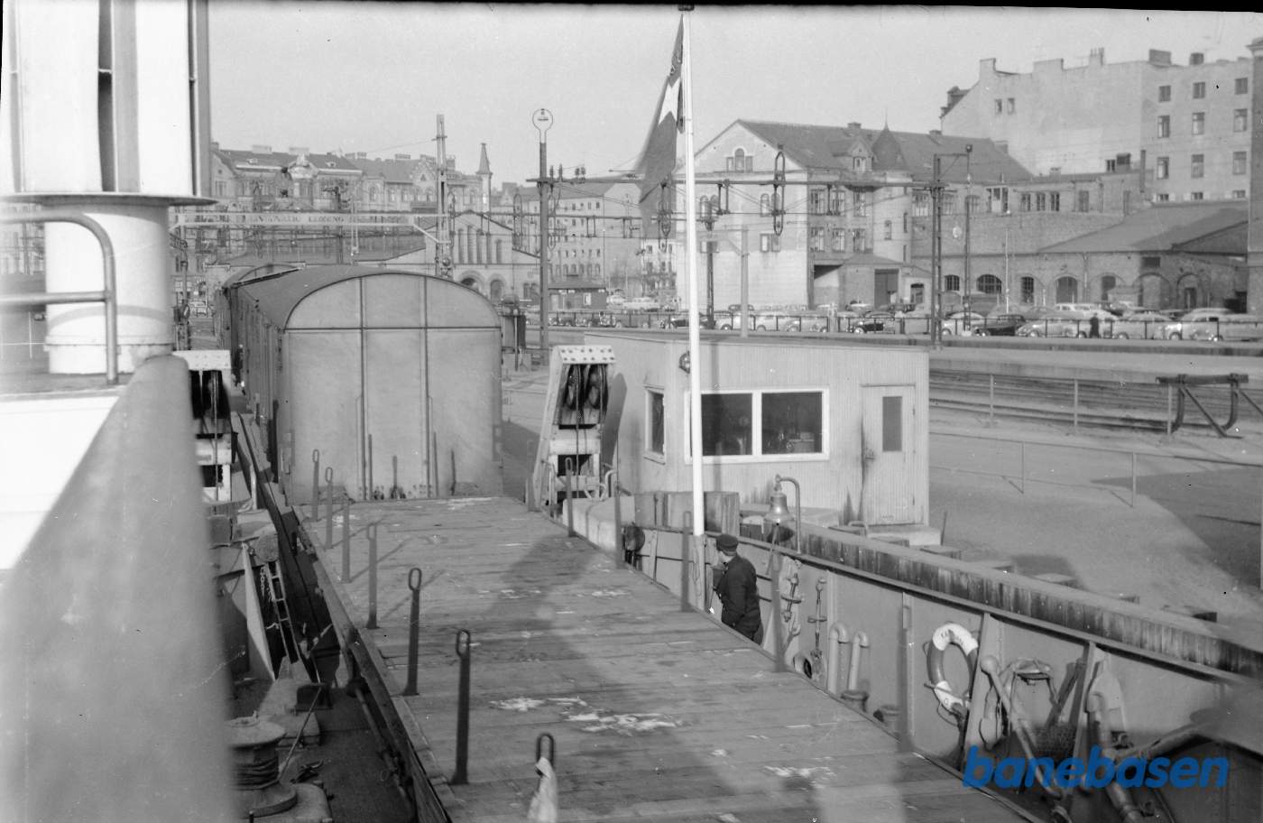 Vogne trækkes i land fra færgen