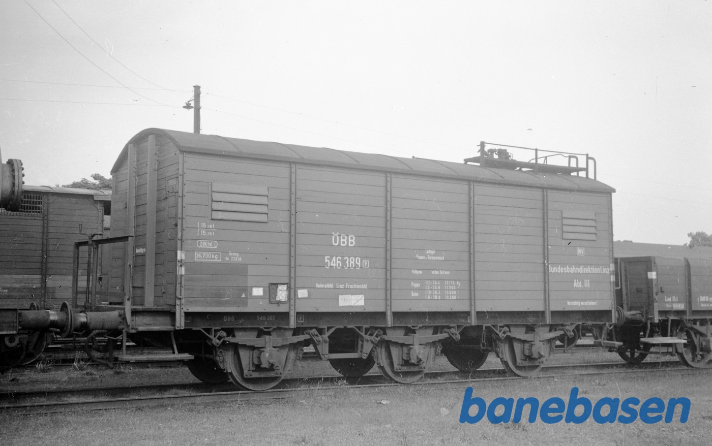 3-akslet beholdervogn med træbeklædning 3-akslet beholdervogn med træbeklædning