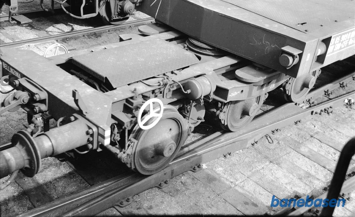 3-akslet bogie med indvendige lejer på Uai-z 31 85 989 0 100