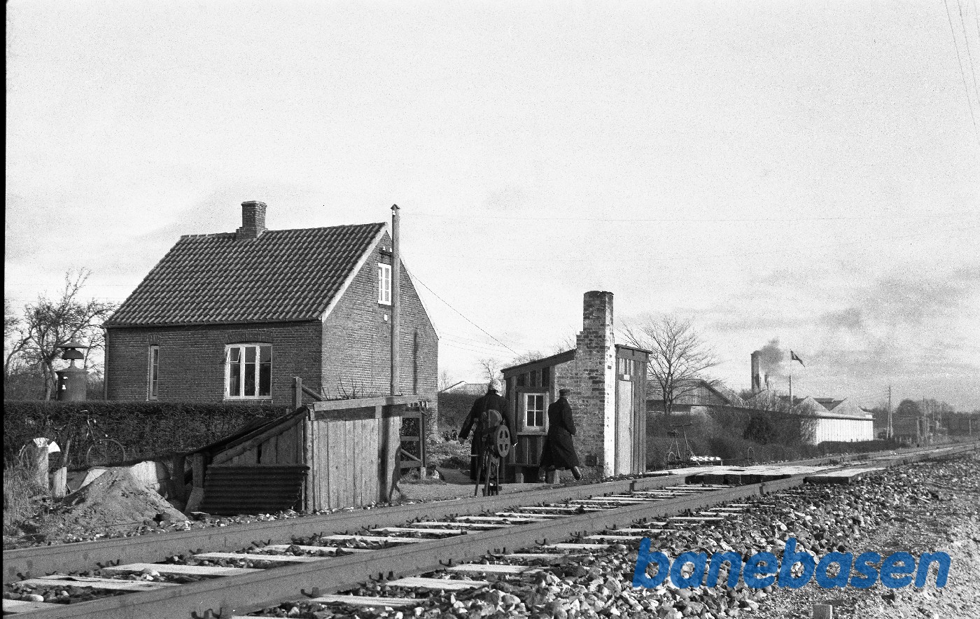 Ledvogterbolig og hytte ved overgang over DSB-spor syd for Lysbro (SKRJ) station Ledvogterbolig og hytte ved overgang over DSB-spor syd for Lysbro (SKRJ) station