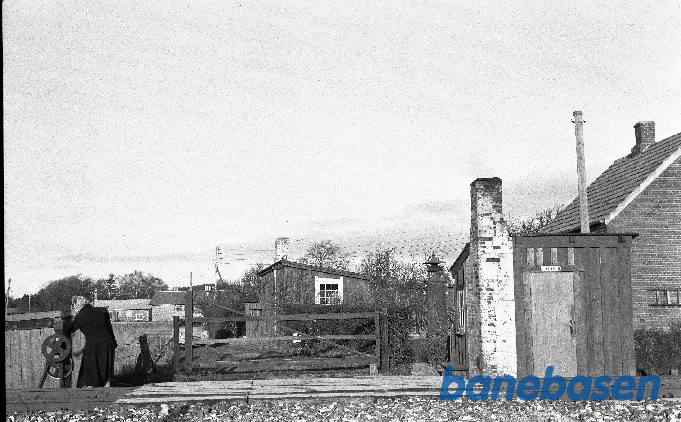 Ledvogterbolig og hytte ved overgang over DSB-spor syd for Lysbro (SKRJ) station Ledvogterbolig og hytte ved overgang over DSB-spor syd for Lysbro (SKRJ) station