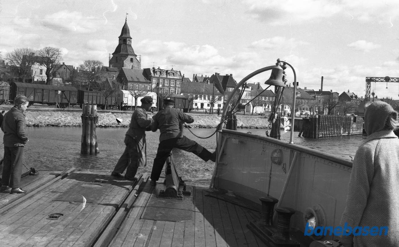 D/F Glyngøre på vej ud af færgelejet