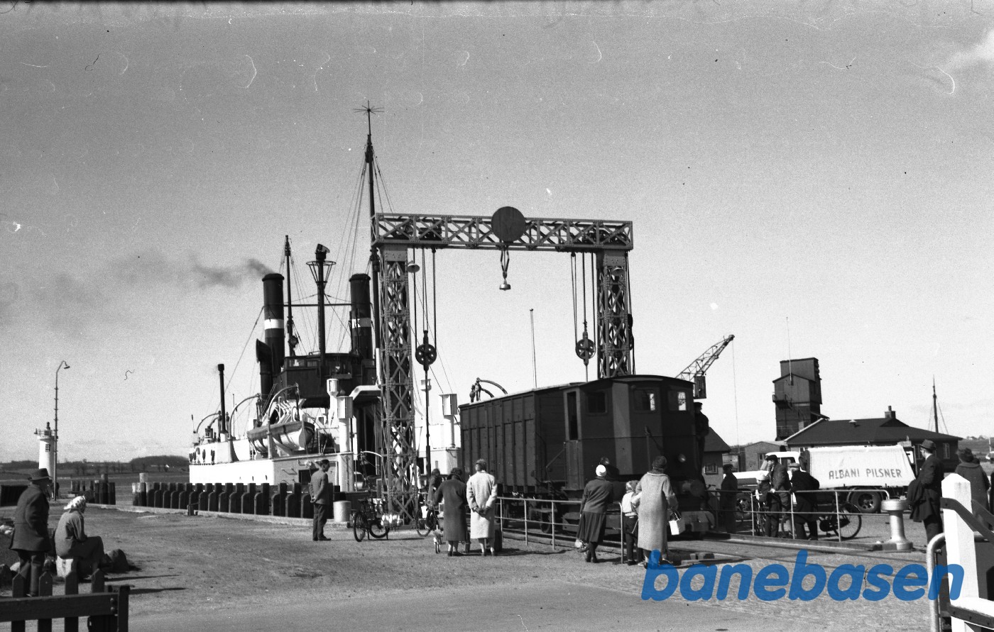 Færgeleje med færge og rangertraktor med Q-vogn Færgeleje med færge og rangertraktor med Q-vogn