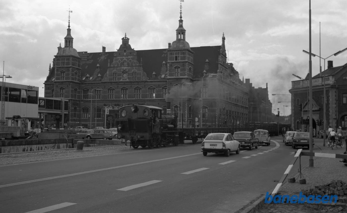 Damplokomotiv ØSJS 7 med godsvogne på havnebanen