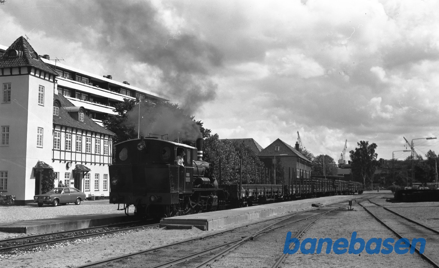 Damplokomotiv ØSJS 7 med godsvogne Damplokomotiv ØSJS 7 med godsvogne