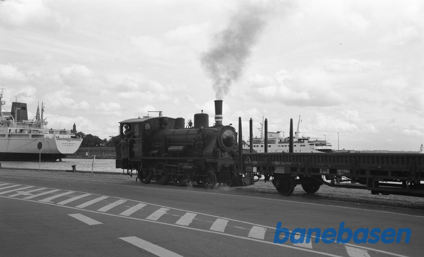 Damplokomotiv ØSJS 7 med godsvogne på havnebanen Damplokomotiv ØSJS 7 med godsvogne på havnebanen