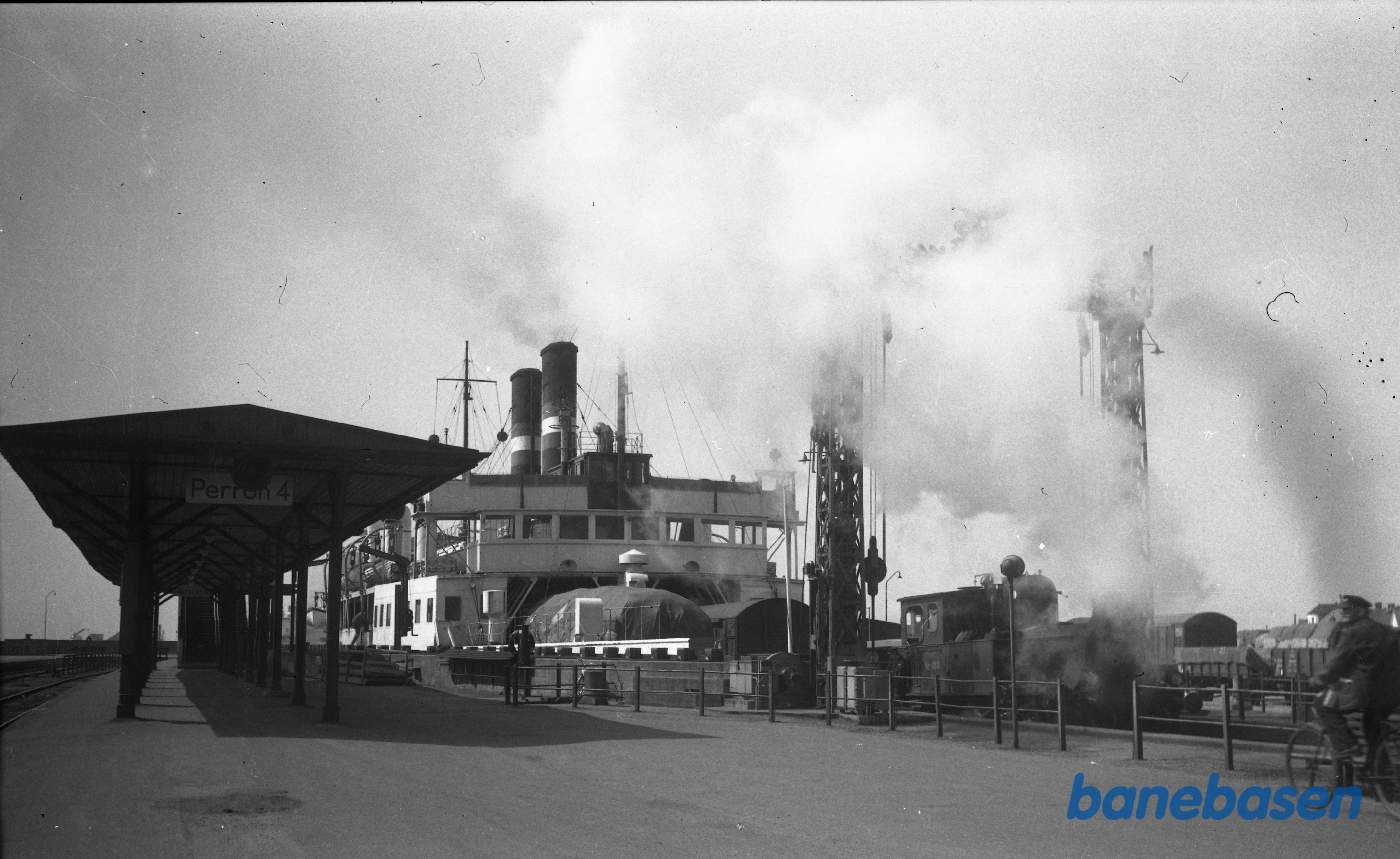 Korsør færgehavn, perron 4, F 493 trækker i land fra færge Korsør færgehavn, perron 4, F 493 trækker i land fra færge