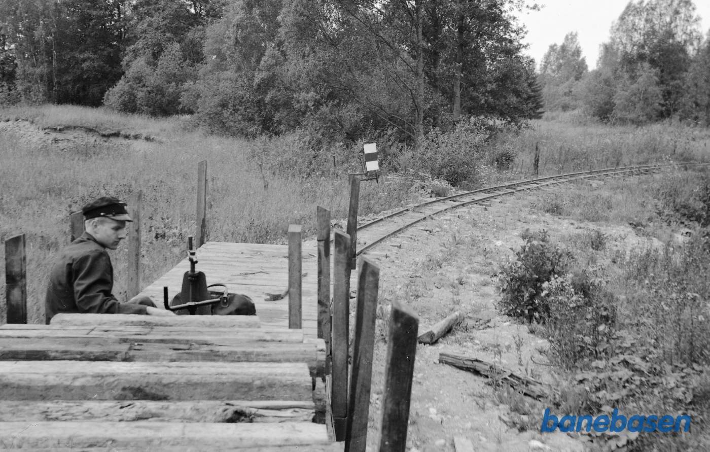 Et sted på strækningen, set fra toget, bagud