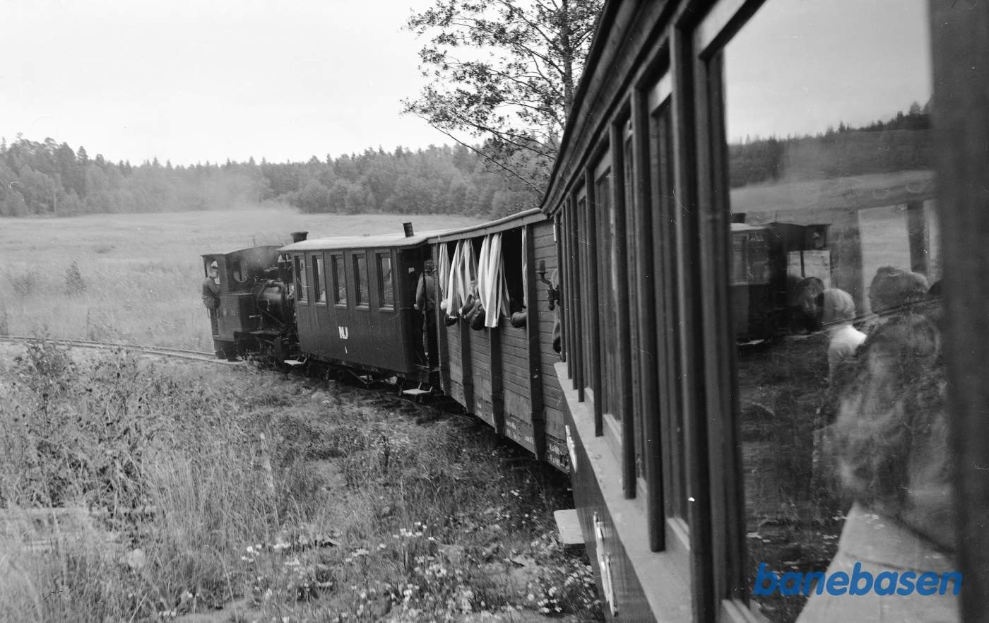 Et sted på strækningen, set fra toget
