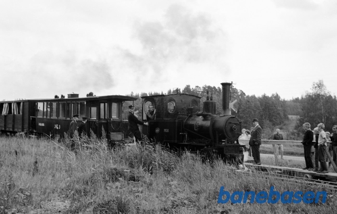 Damplokomotiv nr. 3 "DYLTA" med veterantog Damplokomotiv nr. 3 "DYLTA" med veterantog