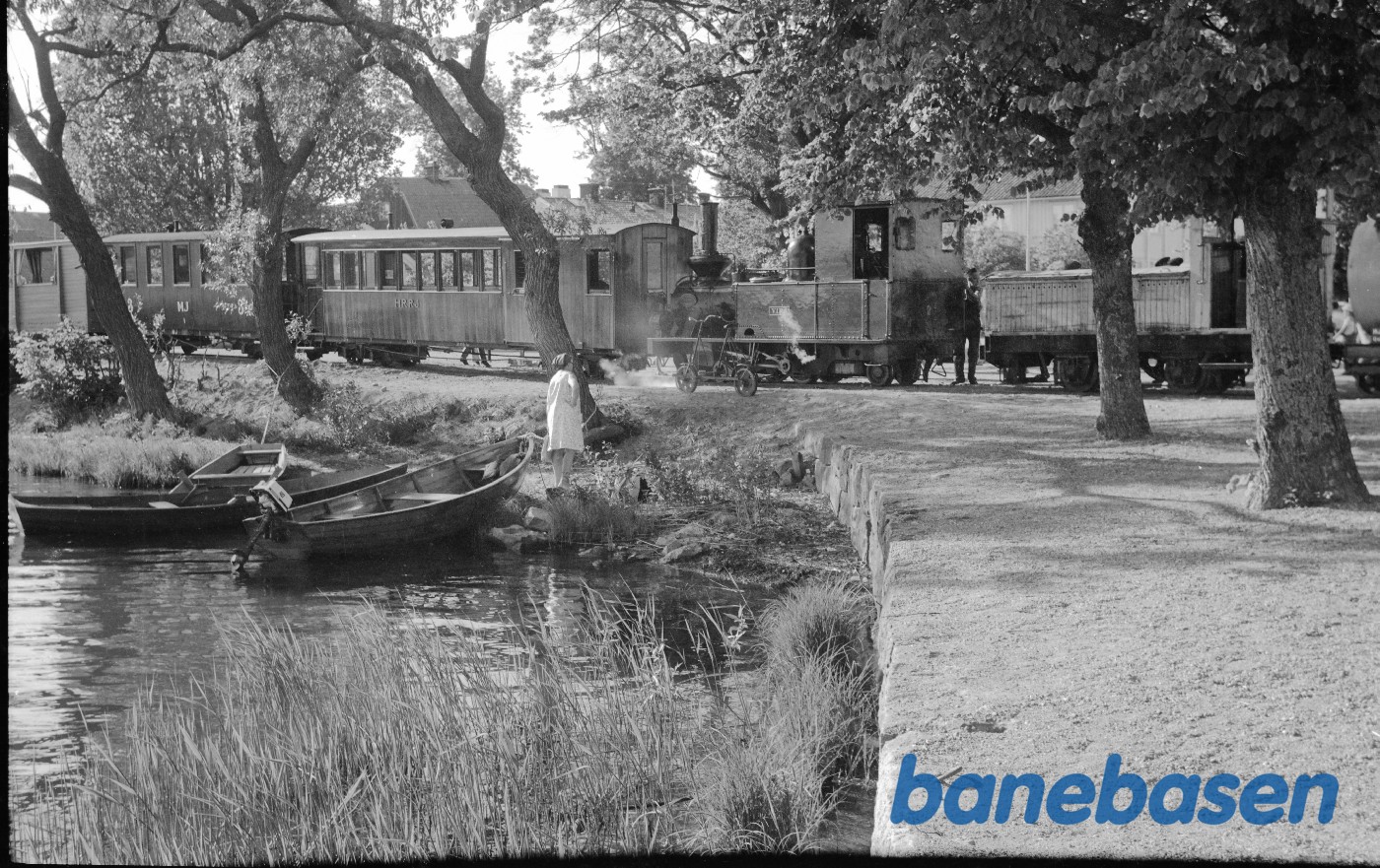 Damplokomotiv nr 2 "VIRA" med veterantog Damplokomotiv nr 2 "VIRA" med veterantog