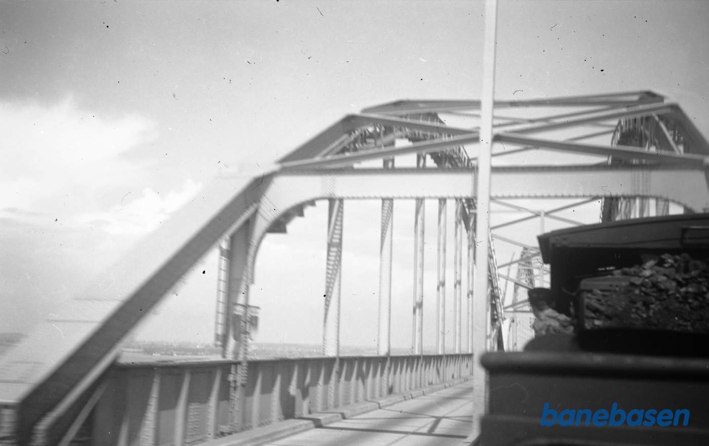 Tog på Storstrømsbroen, set fra vogn bag damplokomotiv Tog på Storstrømsbroen, set fra vogn bag damplokomotiv