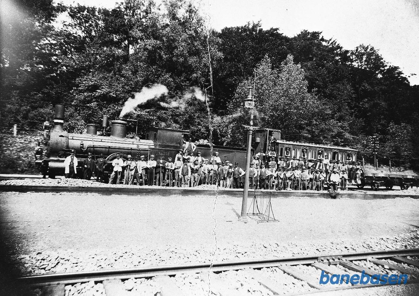 Damplokomotiv FS 251 + personvogn og opstillede banearbejdere